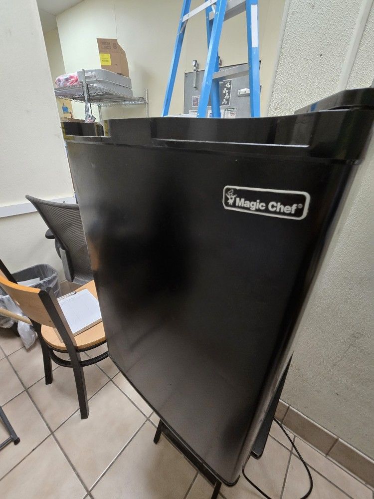 Magic Chef Mini Fridge 