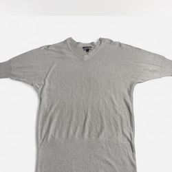 Grey V-neck sweater with ribbed hem and cuffs #knitwear #winterwear