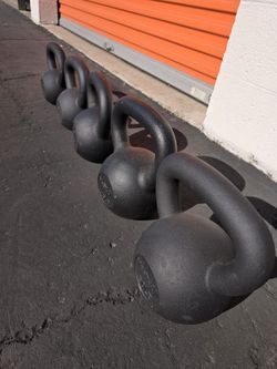 30, 35, 40, 45, 50 Lbs, 5 Pcs Set,  Black Cast Iron  Kettlebells 5pcs Set Dicenber Spetial Sell Open Box $300 As A Set , $1.5Per Pound.