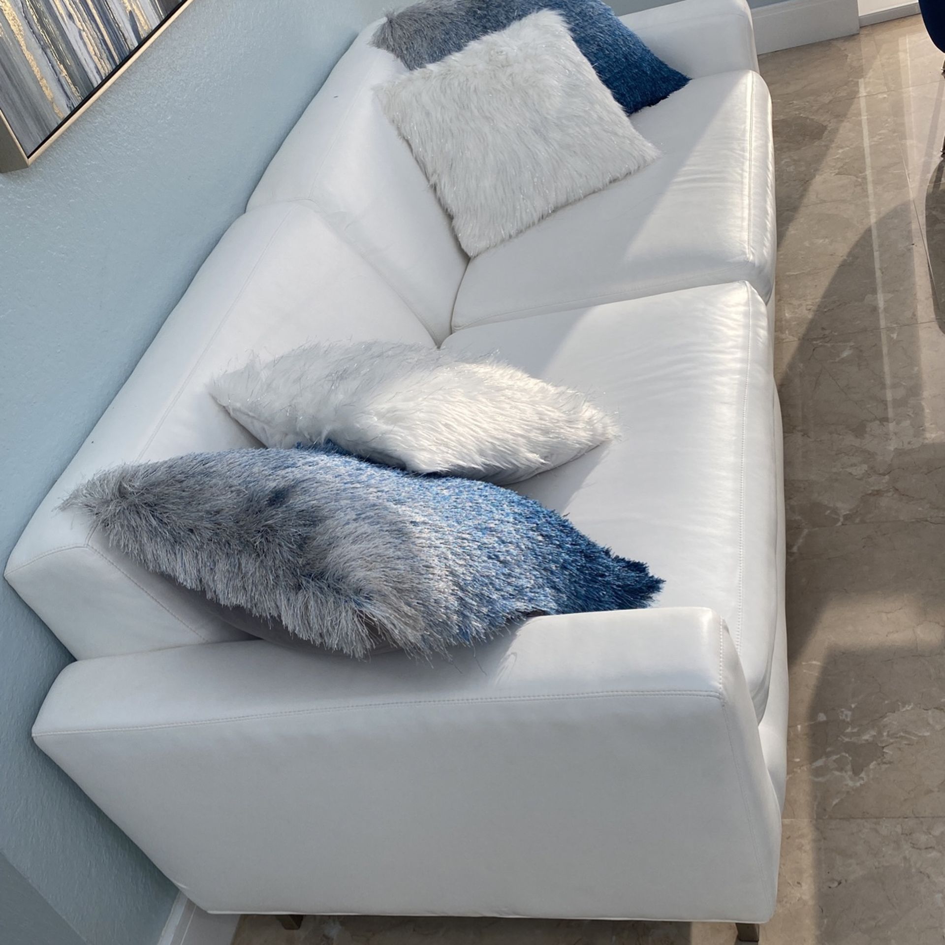 Sofá, Table, and Chair