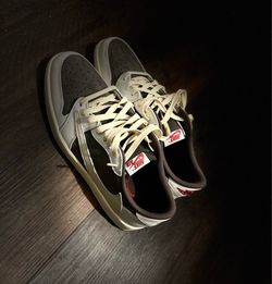 Travis Scøtt low top 1’s