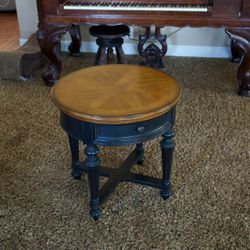 Flex steel End Table