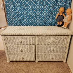 Beautiful White Wicker Dresser..6 Large Drawers Easy Slide In Hardware...Size 54x28..would Go Great In Anyroom...Like NEW!