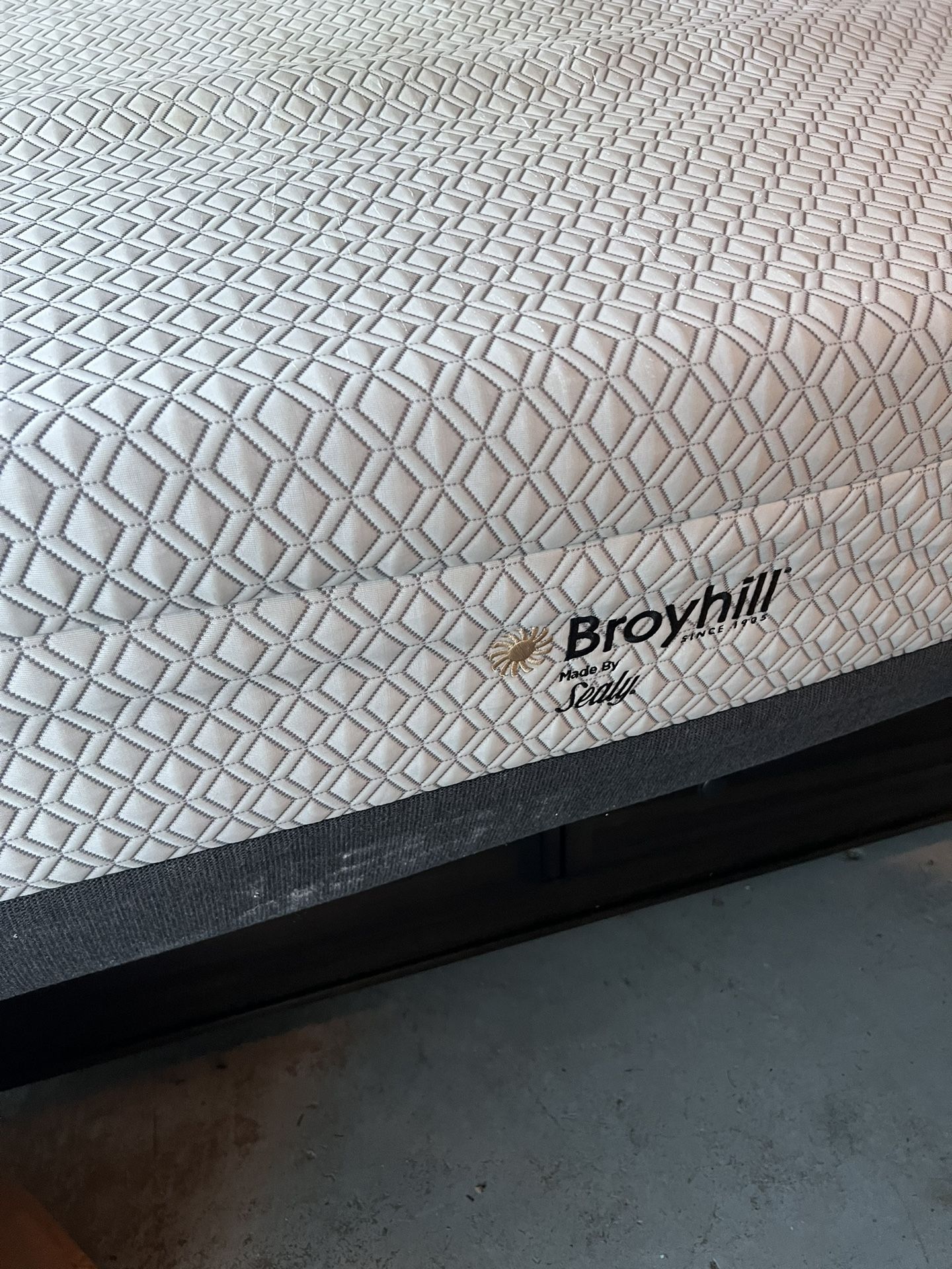 Broyhill by Sealy Memory Foam Mattress-In-A-Box. KING