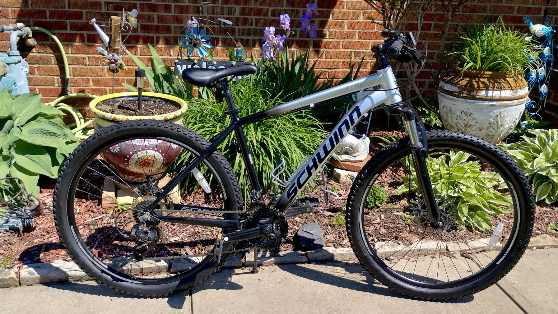 Like New 27.5" Schwinn Dual Disc Brakes 21 speed trigger Shifter medium size frame front fork suspension ready to ride