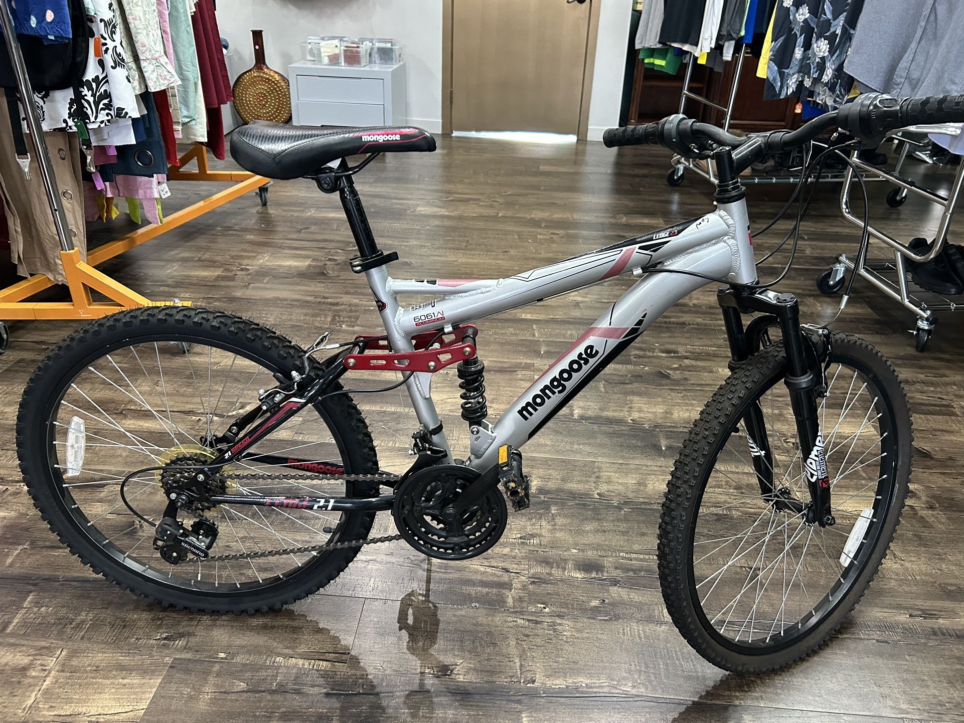 24 Mongoose Ledge Boys Mountain Bike