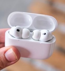 BRAND NEW AIR PODS *NOT ACTAUL PICTURE”