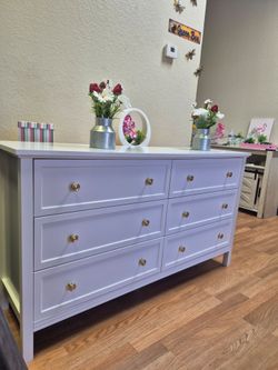 BEAUTIFUL WHITE 6 DRAWERS DRESSER WITH GOLD HARDWARE BRAND NEW CONDITION 56X17X32