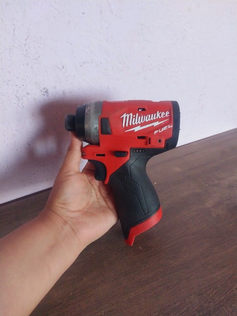 Taladro Milwaakee FUEL BRUSSLLESS M12
