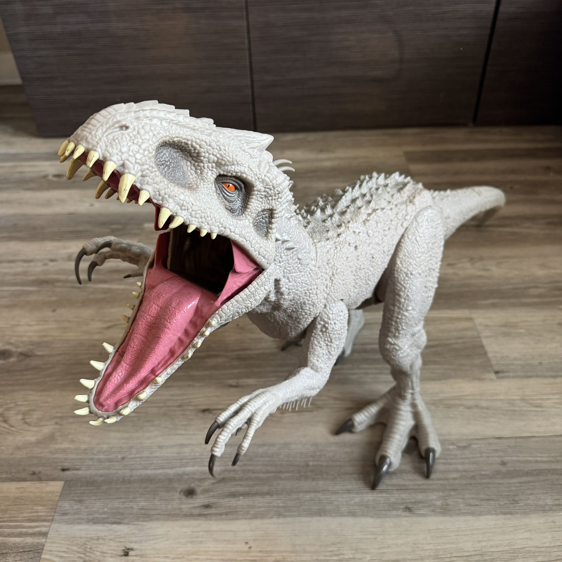 Jurassic World Camp Cretaceous Super Colossal Colosal Indominus