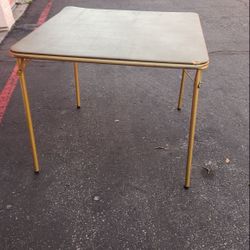 Foldable table 