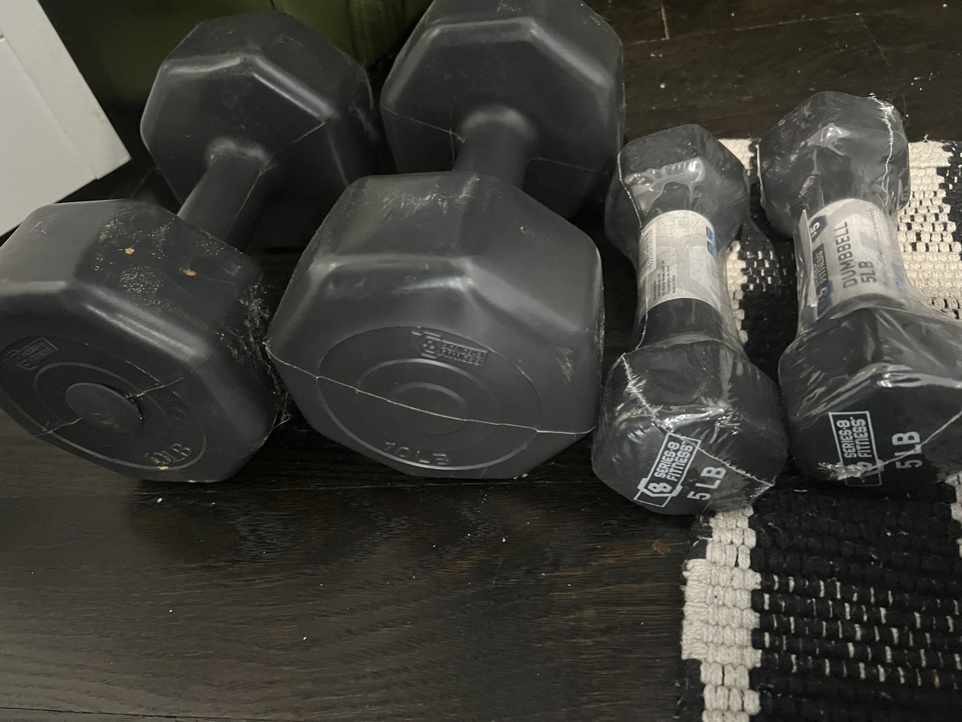 Dumbbells 2 10lb weights & 2 5lb weights