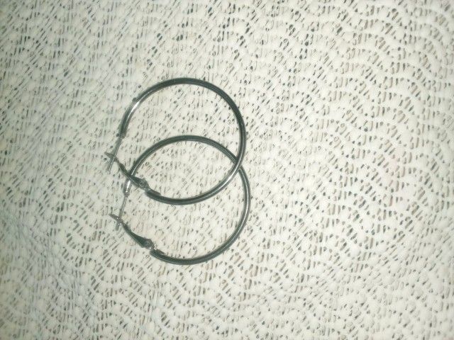 New Pewter Colored Hoop Earrings Sz 1 1/2". Cash 