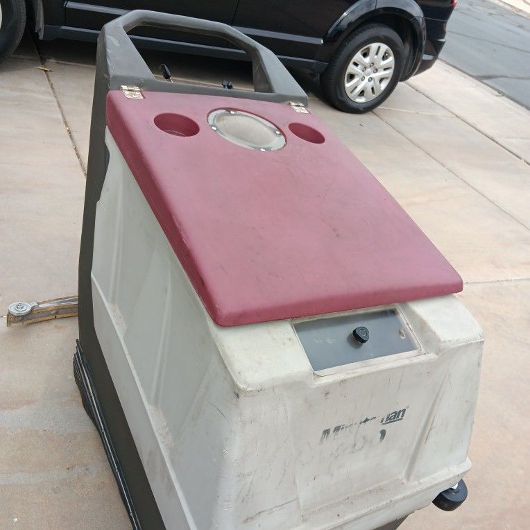 20" SCRUBBER MACHINE /BATTERY