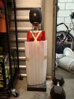 Vintage-Style Wooden British Royal Guard Nutcracker.