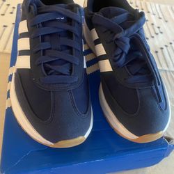 Adidas Run 70’s 2.0.    Size 5