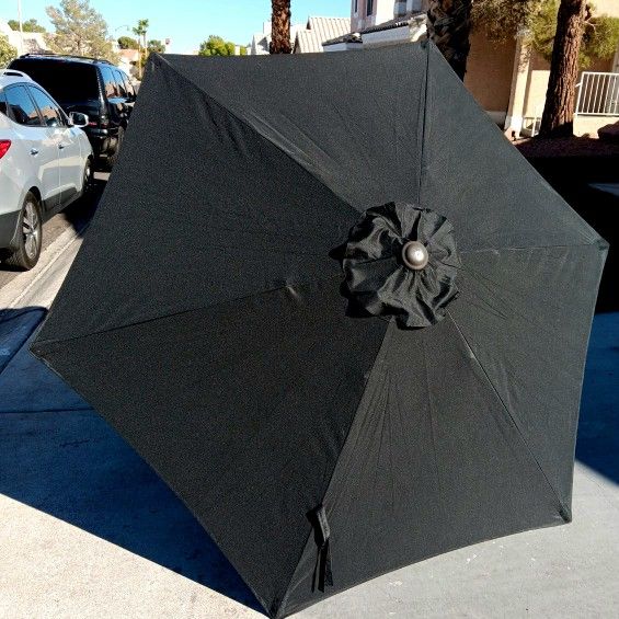Outdoor Patio Umbrella! NEW!!! 7.5Ft Black, Crank & Tilt Options! 