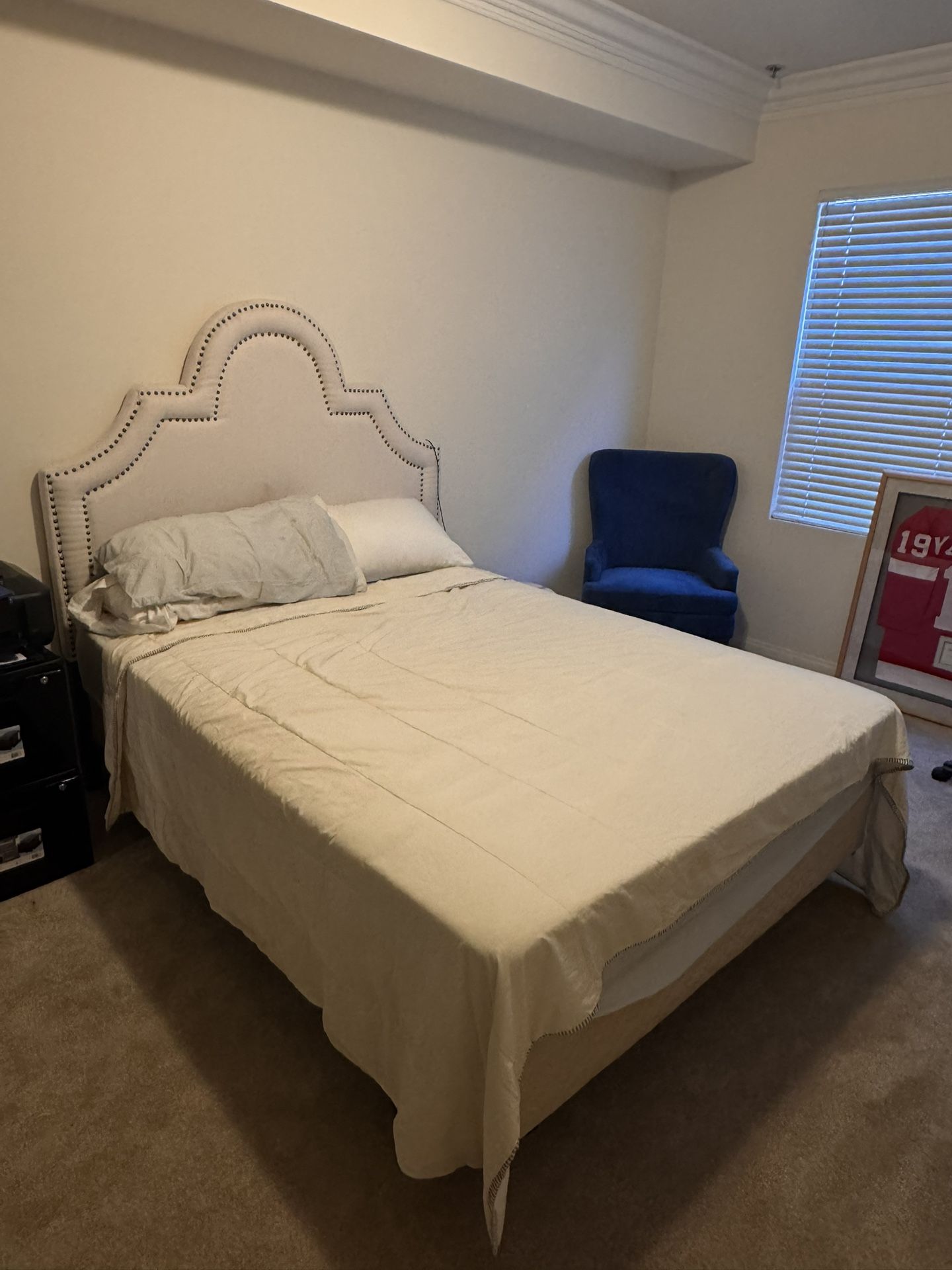Queen bed (Mattress, Bed, Box Spring Included)(Moving Sale) 