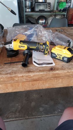 DEWALT
20V MAX XR Cordless
Brushless 4.5 in. Paddle Switch
Small Angle Grinder with
Kickback Brake (Tool Only)