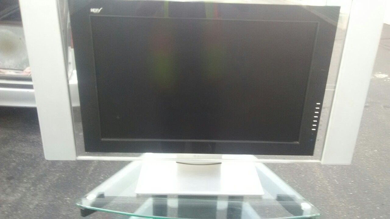 Flat screen 32 inch TV excellent picture delivery is possible