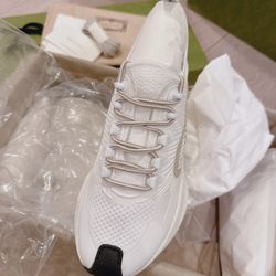 New- Gucci Women run Sneaker ( Size 35.5)