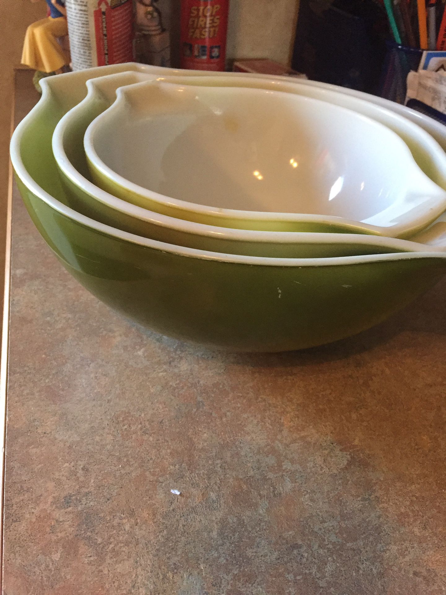 Vintage Pyrex Cinderella verde green bowls