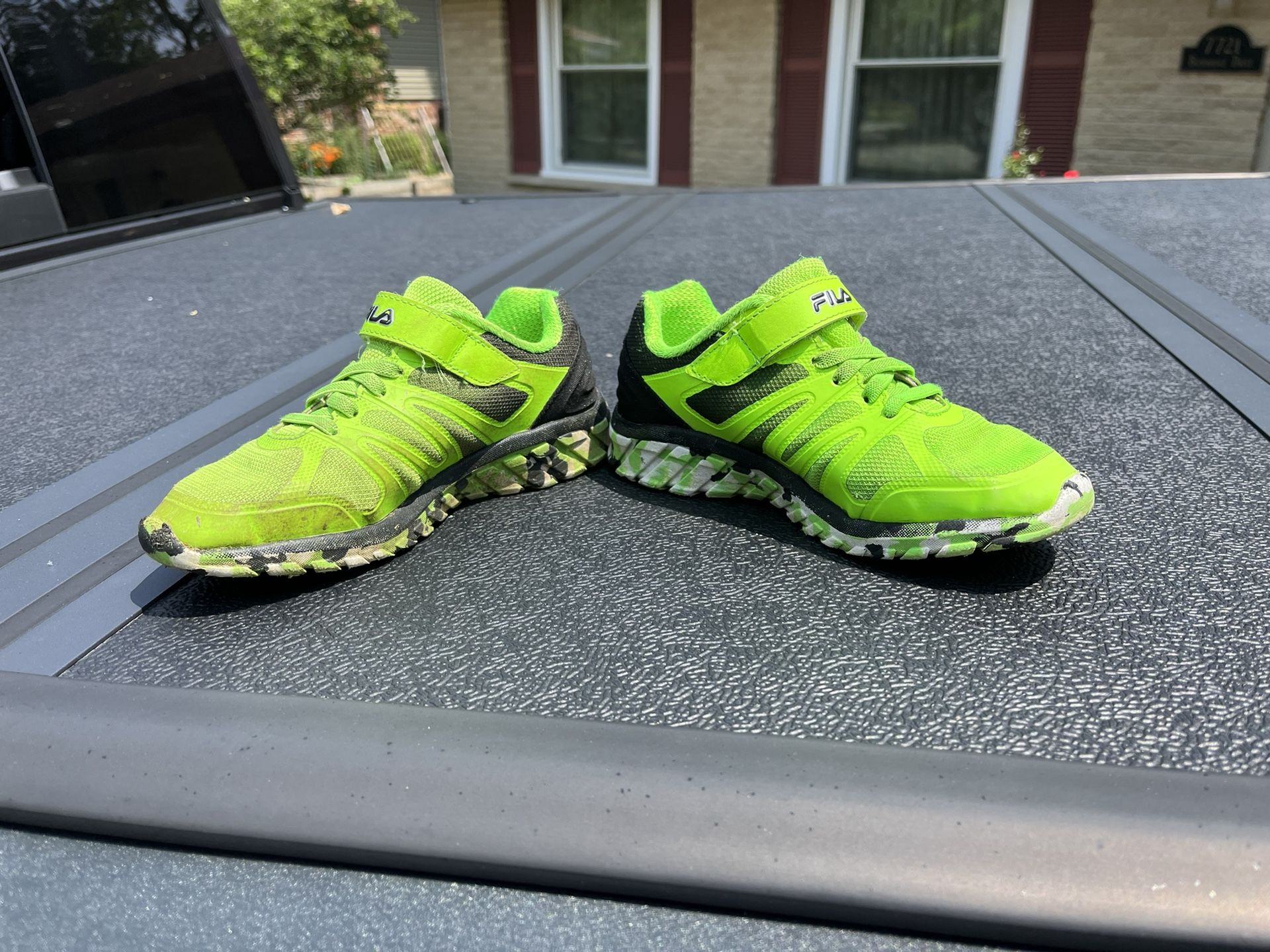 Fila Boys Youth Sz 1 Basketball Shoe