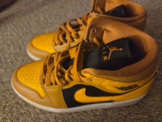 Women’s Air Jordan 1 Mid Sneakers – Size 9.5 – Great Condition