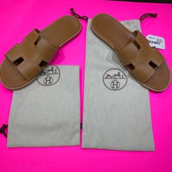 Hermes men’s size 45 Izmir stitch sandal.