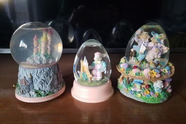 3 snow globes(2 are musical