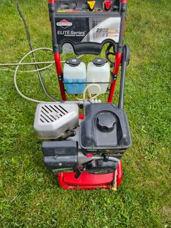 The Briggs & Stratton 2,900 PSI pressure washer is a powerful residential unit delivering up to 2.5 gallons per minute (GPM). It is ide