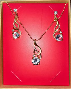 Ladies 3pc set earrings and necklace