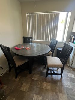 Round table, dining room table