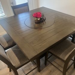 Beautiful dining table set in great condition.