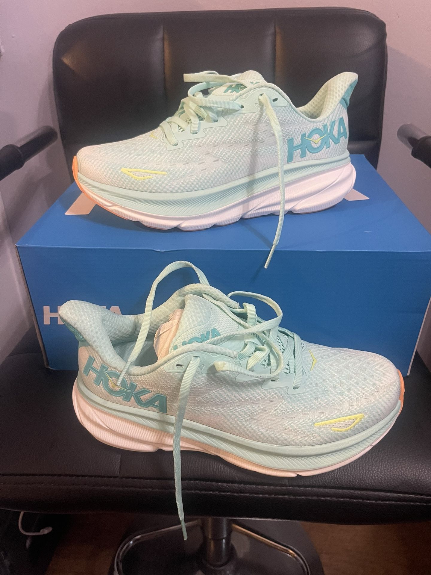 Hoka Clifton 9/ Size 7B Women’s $95