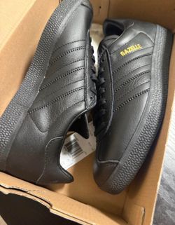Adidas Gazelles- Never worn Women’s 7/Mens 5.5

Brand New in Box All Black Gazelles 
Size Men’s 5.5/Womens 7