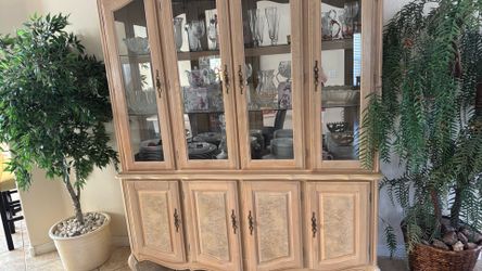 China cabinet .. 3 shelves 4 doors .. beautiful