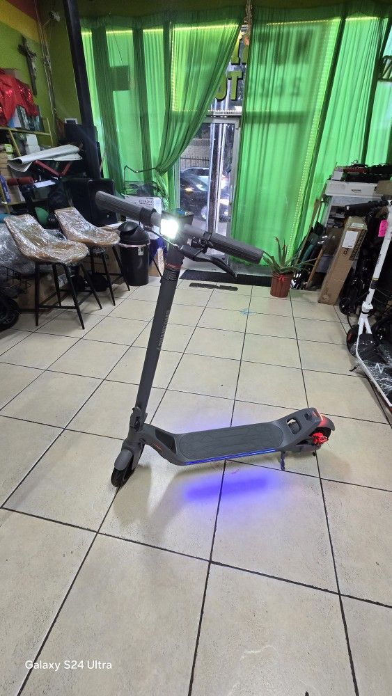 PHANTOOM GOGO ELECTRIC SCOOTER 15MPH.
28MILES RANGE.
LED HEAD LIGHT
SMART SIDE LIGHTS.
FOLDABLE