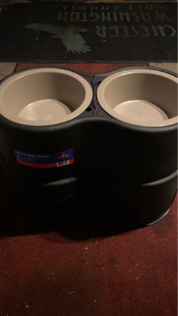 Dog feeder
