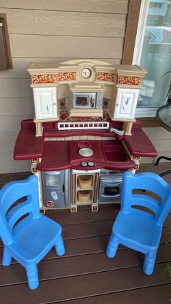 Kitchen with the 2 chairs