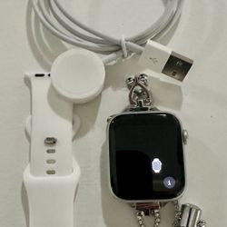 Apple Watch SE Series 2nd Generation Silver Case With Silver Bracelet Band