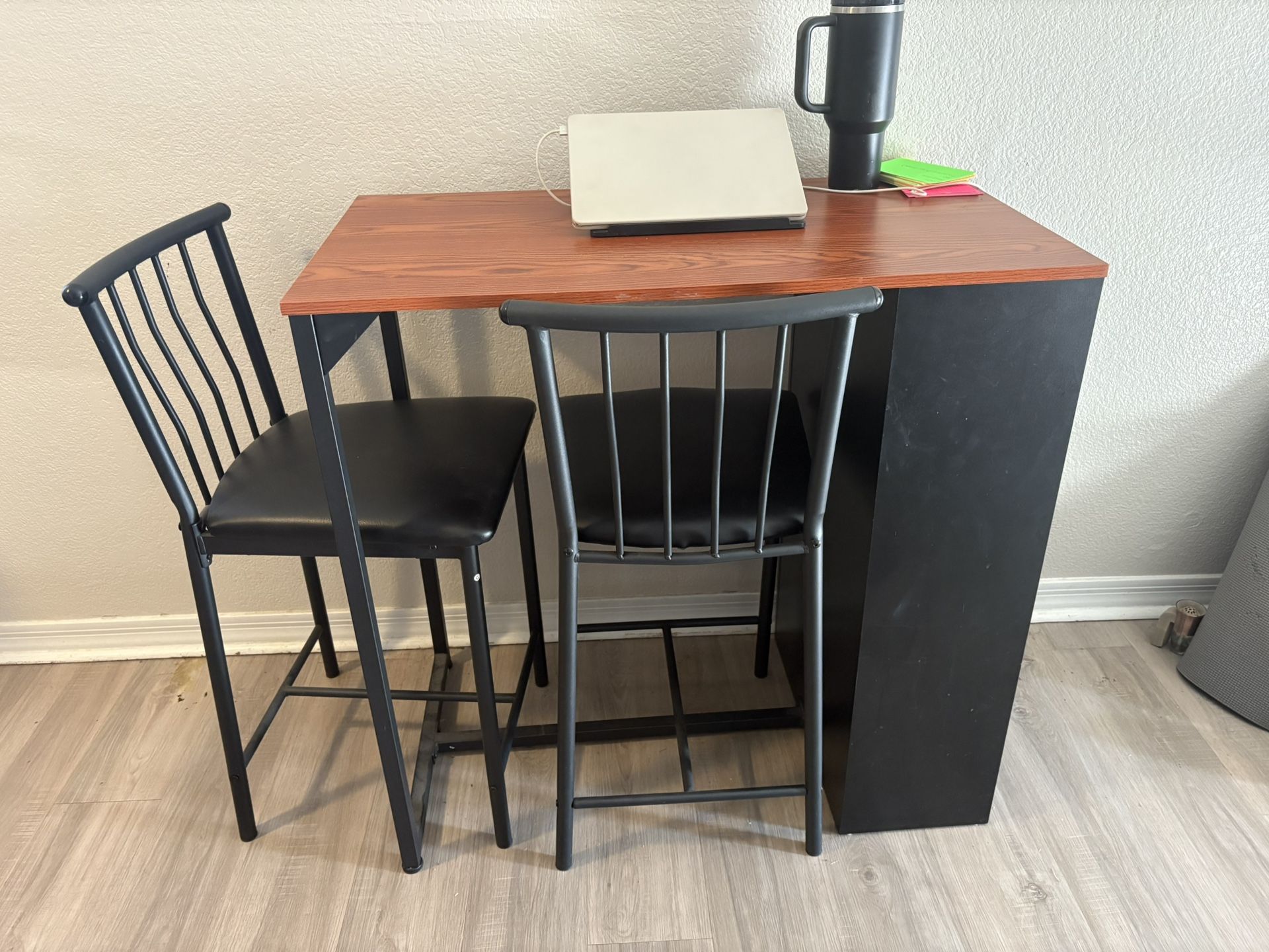 Desk/table