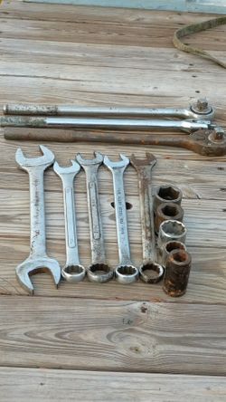 5 wrenches, 2 rachets, 1 breaker bar, and 5 sockets