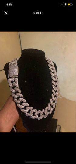 Beautiful iced out thick heavy 22in shiny Cuban link chain