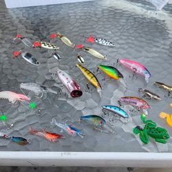 24 Jerkbaits, Poppers, Lures, Spoons, Realistic Shrimp. Package Deal For Fishing