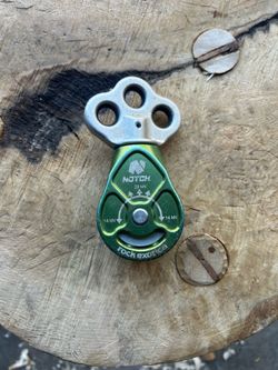 Notch rook swivel pulley