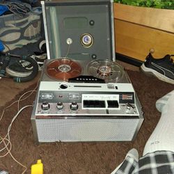 vintage Concord Stereophonic 880 reel-to-reel tape recorder. 