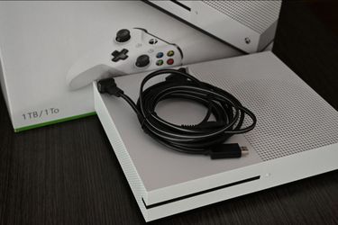 Like new XBOX One S - 1TB - no controller