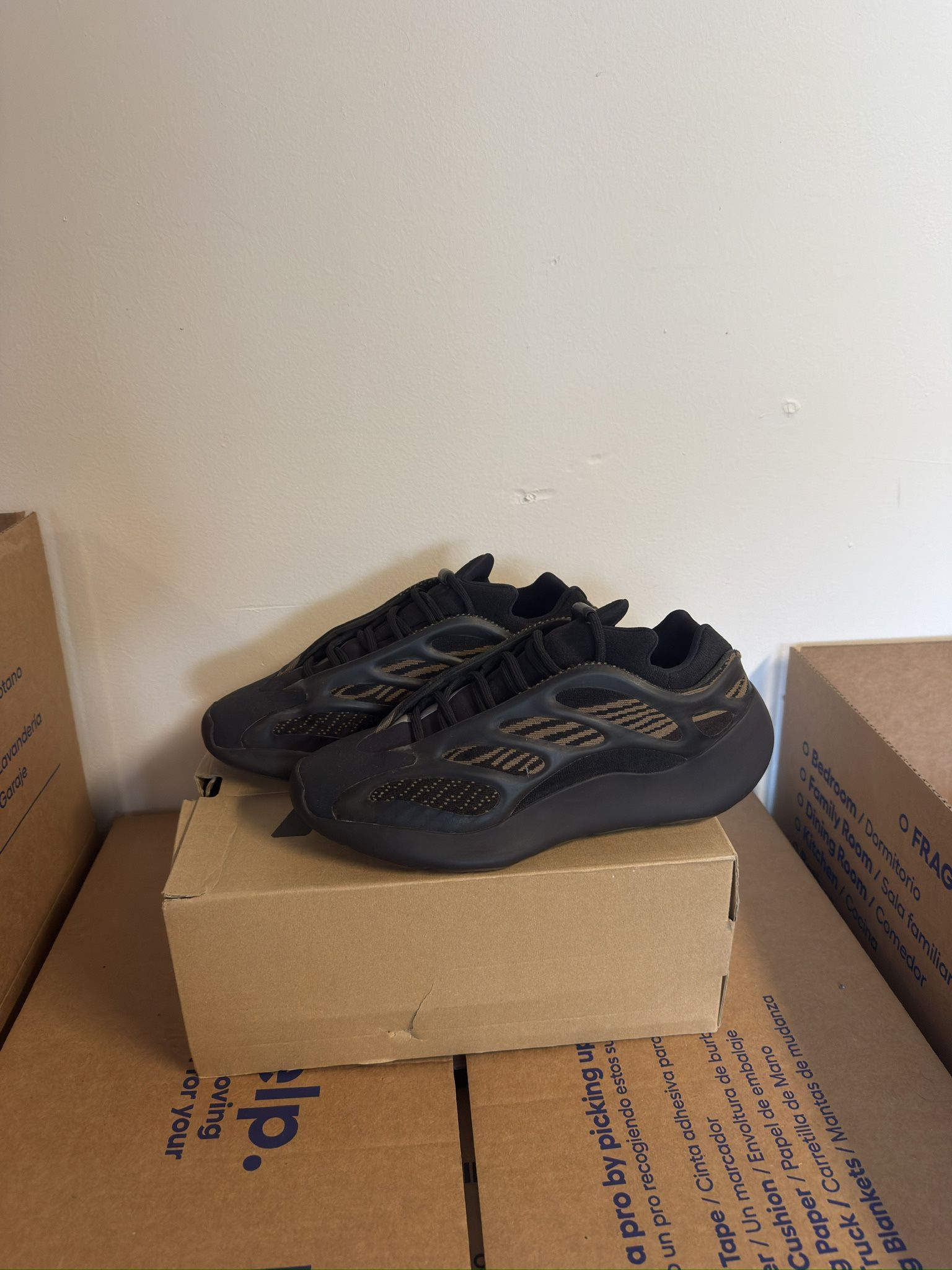 Yeezy 700 V3 Clay Brown - Size 9.5