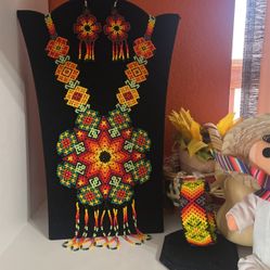 Collar Huichol Chaquira 